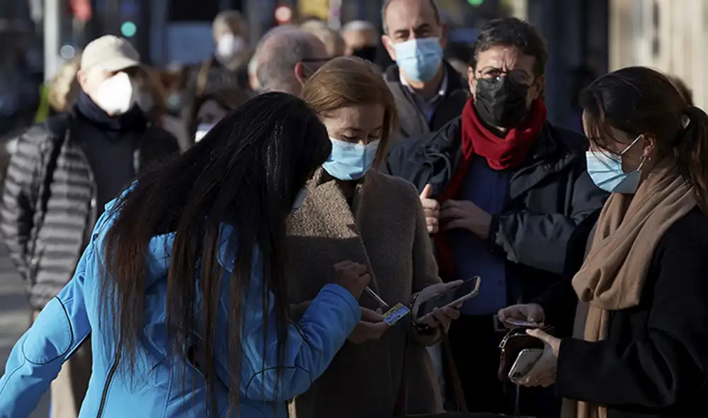 El Gobierno se reunirá con los presidentes regionales para abordar nuevas medidas que frenen la expansión de esta sexta ola de coronavirus en España. Foto: EFE El Gobierno se reunirá con los presidentes regionales para abordar nuevas medidas que frenen la expansión de esta sexta ola de coronavirus en España. Foto: EFE
