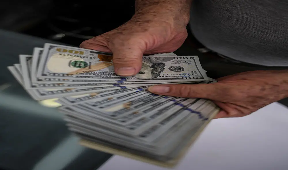 En Venezuela revisan tanto DolarToday como Monitor Dólar para saber a cuánto está el dólar hoy. Foto: AFP En Venezuela revisan tanto DolarToday como Monitor Dólar para saber a cuánto está el dólar hoy. Foto: AFP