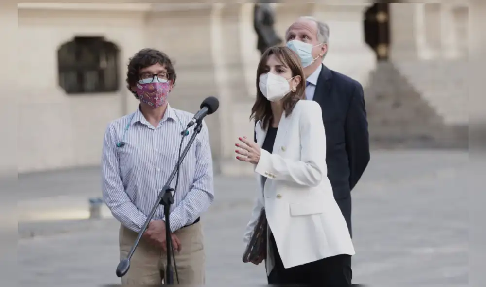 Los periodistas Jaime Chincha, Mávila Huertas y Fernando Carvallo declararon tras haber reunido con Pedro Castillo. Foto: Gerardo Marín/La República