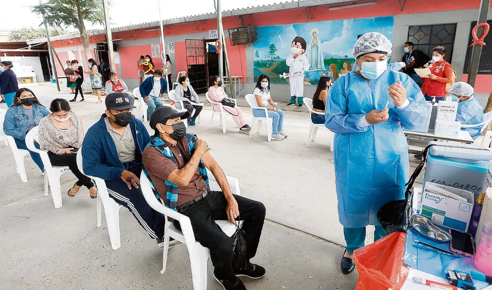 Tercera dosis. Los vacunatorios nuevamente tienen gran demanda. Hay jóvenes y adultos, pero todavía es bajo el número de adultos mayores. Foto: Minsa Tercera dosis. Los vacunatorios nuevamente tienen gran demanda. Hay jóvenes y adultos, pero todavía es bajo el número de adultos mayores. Foto: Minsa