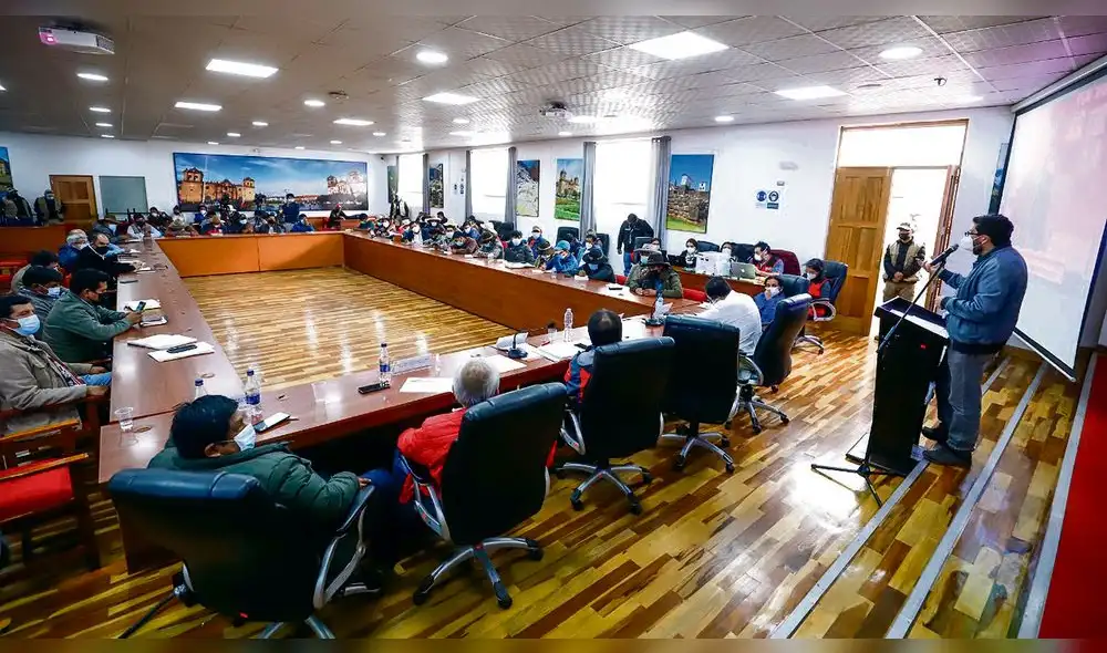 Sin resultados. Encuentro en Cusco no logró consenso. Comunidades darán una respuesta formal hoy. Gobierno evalúa declarar en emergencia vía. Foto: La República