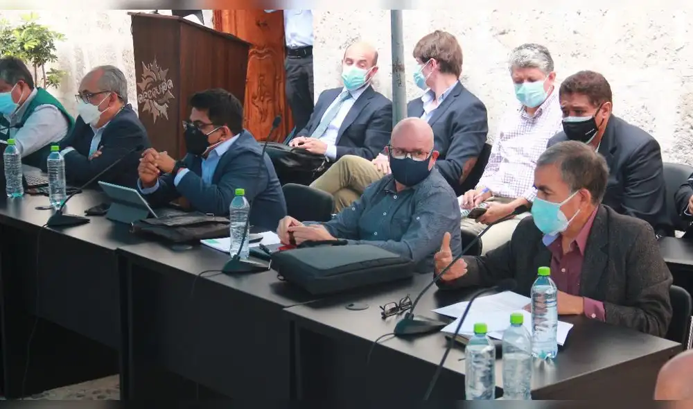 Acalorado. Reunión para aclarar dudas de adenda 13 terminó en discusión entre consejeros con representante de Cobra. Foto: Zintia Fernández/La República Acalorado. Reunión para aclarar dudas de adenda 13 terminó en discusión entre consejeros con representante de Cobra. Foto: Zintia Fernández/La República