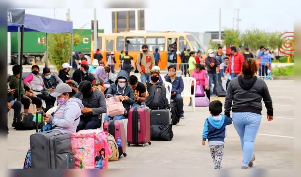 Retorno. Peruanos en el control de Santa Rosa en el 2020. Foto: Archivo La República