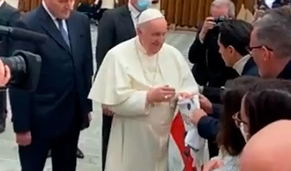 Lapadula entregó la '9' al Papa Francisco. Foto: Twitter Nela 0212 Lapadula entregó la '9' al Papa Francisco. Foto: Twitter Nela 0212