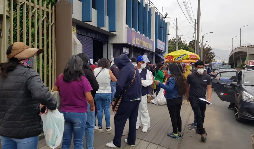 Las colas comenzaron desde las 6.00 horas, según reportaron los usuarios. Foto: Wilder Pari/URPI
