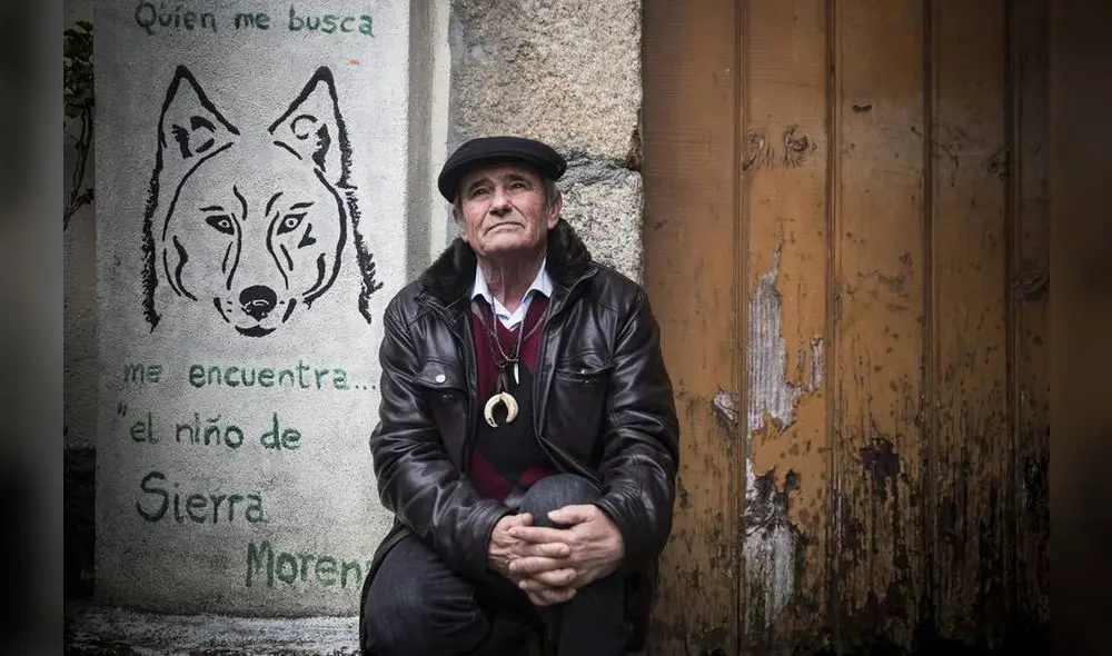 Marcos en su casa de Rante junto a la frase que él mismo pintó. Foto: El País