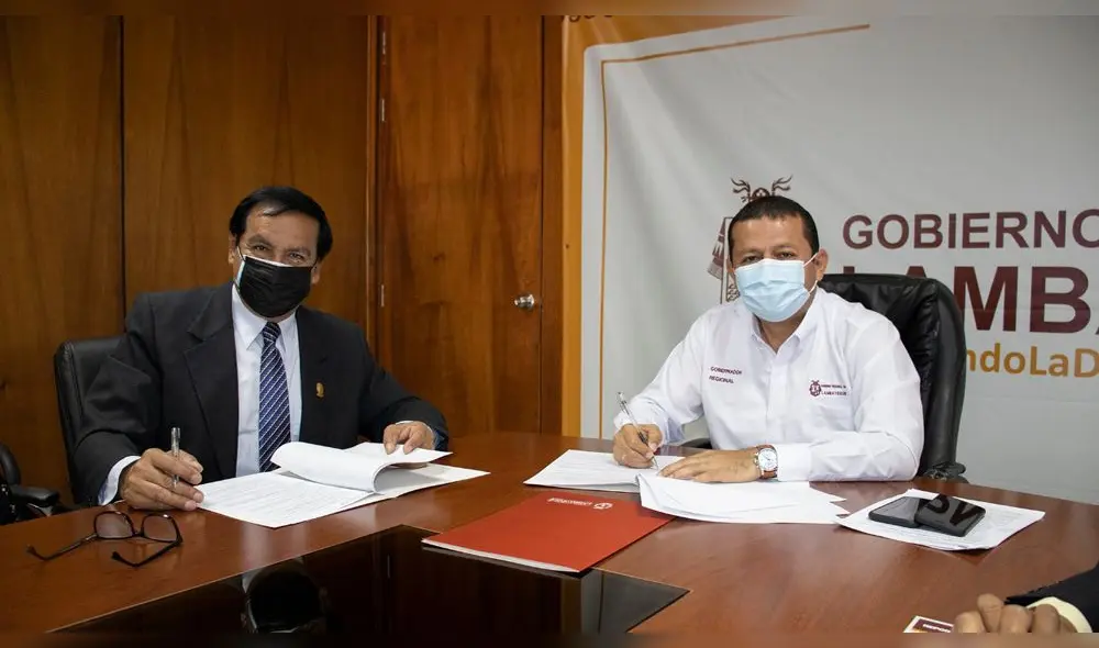 Rector de la UNPRG, Enrique Cárpea, y gobernador Luis Díaz Bravo firman convenio interinstitucional. Foto: GORE Lambayeque.