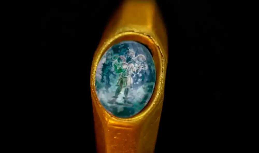 La alhaja, en virtud de su pequeño tamaño, habría pertenecido a una mujer. Foto: AFP