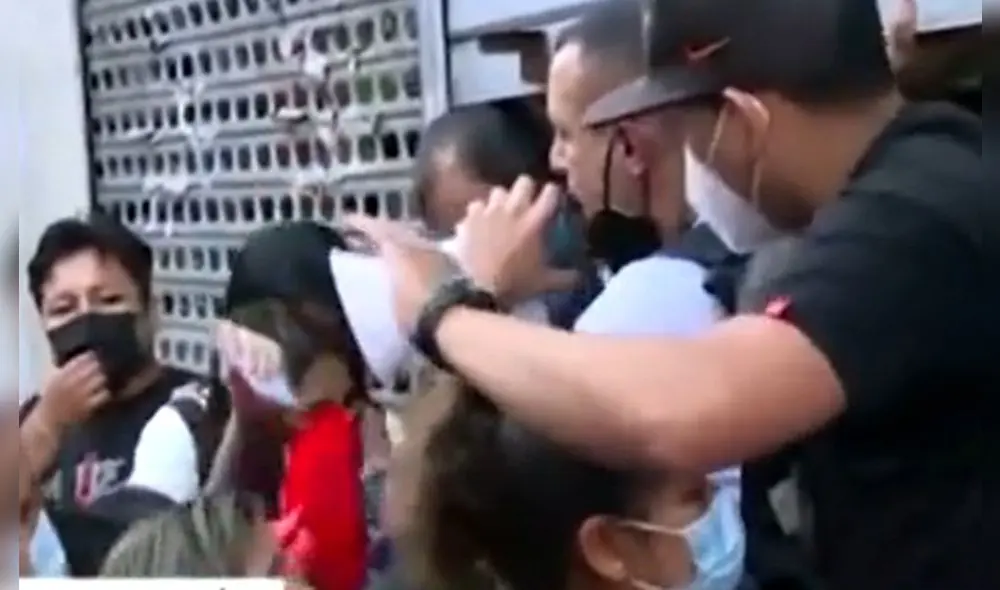 Fiscalizadores tuvieron que impedir que comerciantes ingresen. Foto: Latina