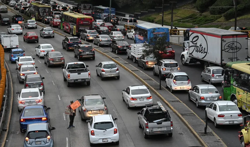 Hoy no circula jueves 23 de diciembre de 2021: calendario y placas que descansan en CDMX y EdoMex. Foto: AFP Hoy no circula jueves 23 de diciembre de 2021: calendario y placas que descansan en CDMX y EdoMex. Foto: AFP