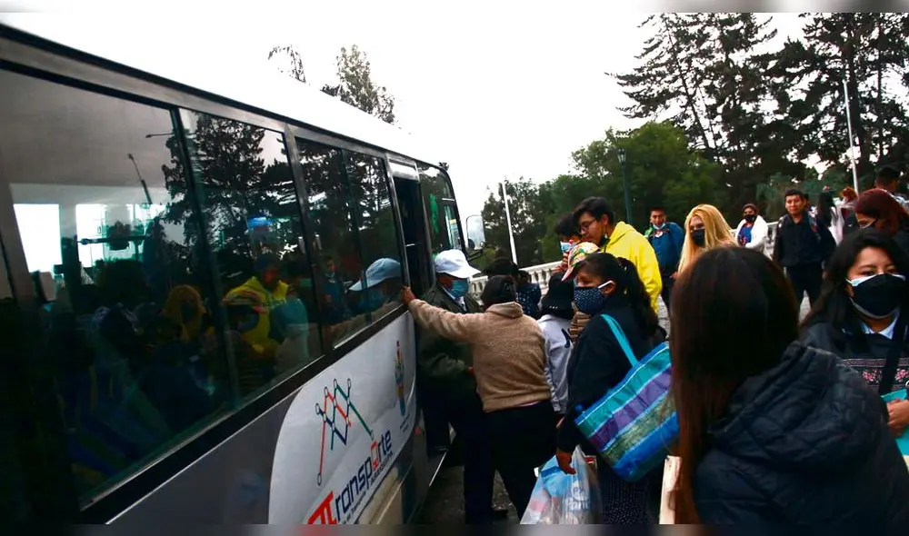 Acuerdos. Comando Covid dispuso que pasajeros de transporte público presenten carné, así como viajan, aglomerados, la tarea será imposible. Foto: Zintia Fernández/La República Acuerdos. Comando Covid dispuso que pasajeros de transporte público presenten carné, así como viajan, aglomerados, la tarea será imposible. Foto: Zintia Fernández/La República