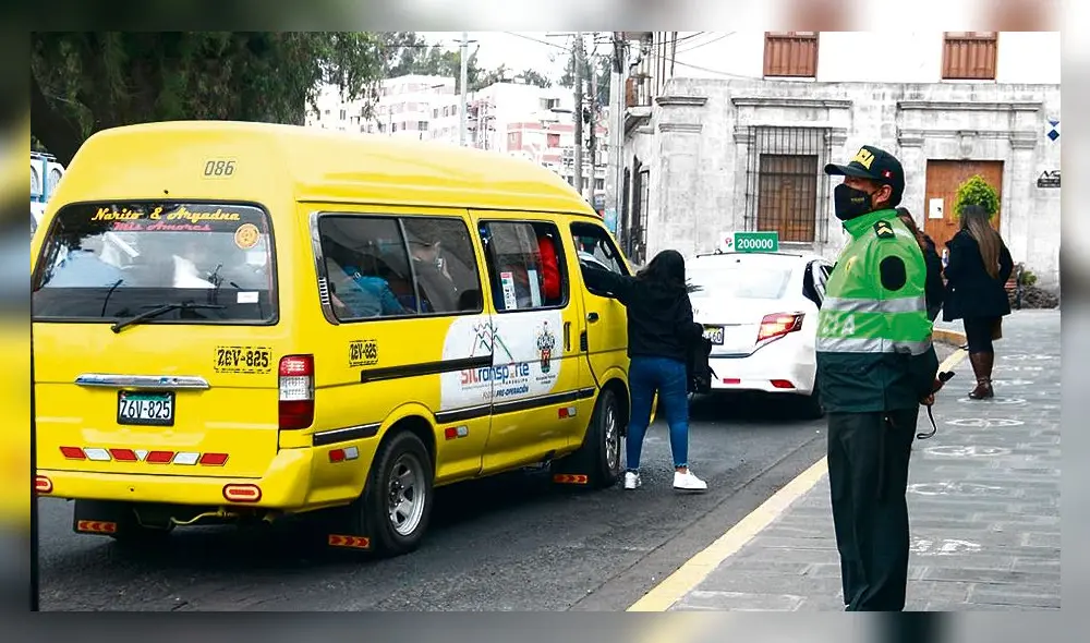 Medida polémica. Comuna prepara proyecto para abastecer zonas lejanas con combis M2 informales. Foto: Zintia Fernández/La República
