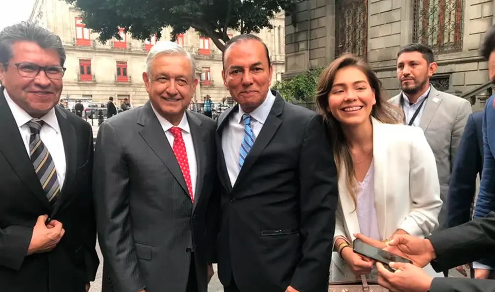 Al centro, el presidente de México Andrés Manuel López Obrador junto a un secretario del Senado, José Manuel del Río Virgen, detenido por presunto homicidio doloso. Foto: Delriovirgen.mx