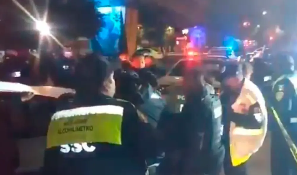 Los policías fueron detenidos en un punto del programa Conduce sin Alcohol. Foto: captura de video/Azteca Noticias Los policías fueron detenidos en un punto del programa Conduce sin Alcohol. Foto: captura de video/Azteca Noticias