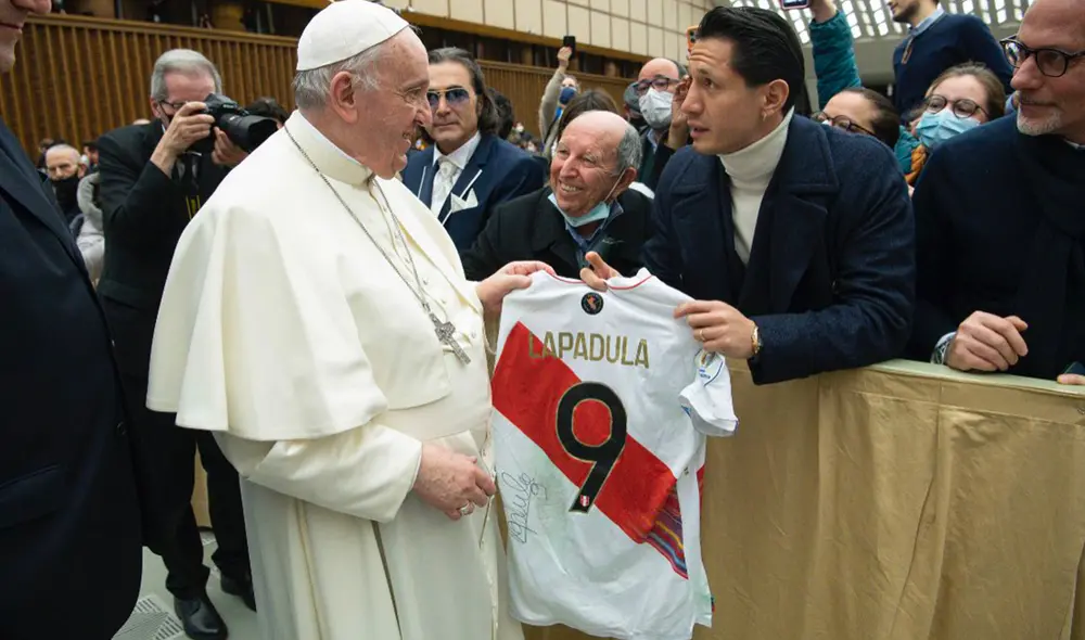 El 'Bambino' tuvo un encuentro especial con el jefe de la iglesia Católica. Foto: Gianluca Lapadula/Twitter