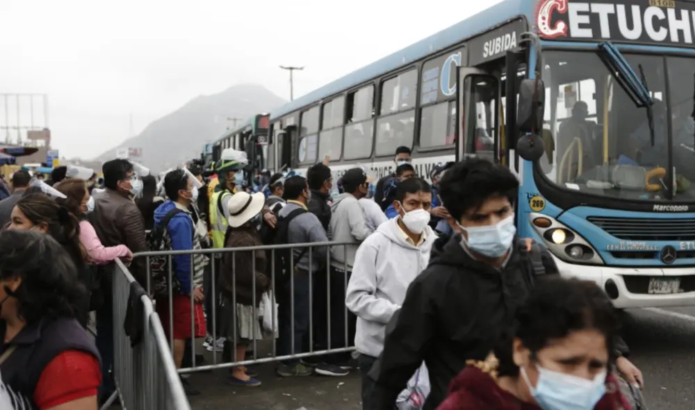 "En el caso de pasajeros, es una recomendación que estén vacunados", sostuvo el director general de Intervenciones Estratégicas en Salud Pública. Foto: Marco Cotrina/La República "En el caso de pasajeros, es una recomendación que estén vacunados", sostuvo el director general de Intervenciones Estratégicas en Salud Pública. Foto: Marco Cotrina/La República