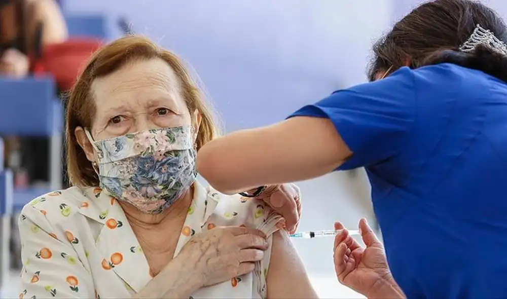 De este modo, Chile se uniría a Israel, cuyas autoridades ya avanzaron el martes 21 de diciembre que pondrían en marcha una cuarta dosis. Foto: Ministerio de Salud de Chile