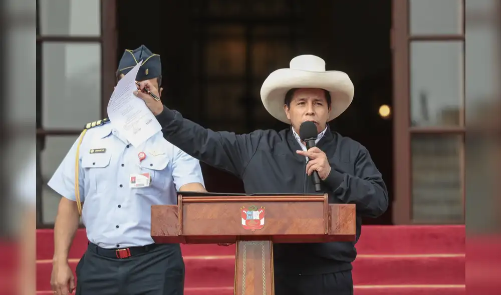 Pedro Castillo promulgó ley que restituye derechos laborales de los docentes del Mindef y del Mininter. Foto: Presidencia Pedro Castillo promulgó ley que restituye derechos laborales de los docentes del Mindef y del Mininter. Foto: Presidencia