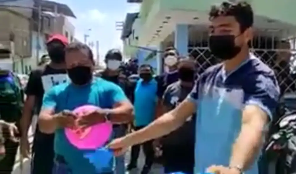 Los serenos reventaron las pelotas que les entregó la Municipalidad de Tumbes. Foto: captura de Panamericana Televisión