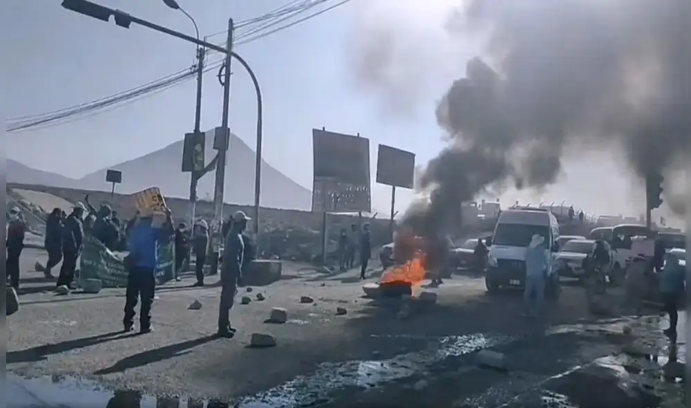 Manifestantes acatan protestas desde intervención de Credicoop. Foto: captura video AQP Informa Manifestantes acatan protestas desde intervención de Credicoop. Foto: captura video AQP Informa