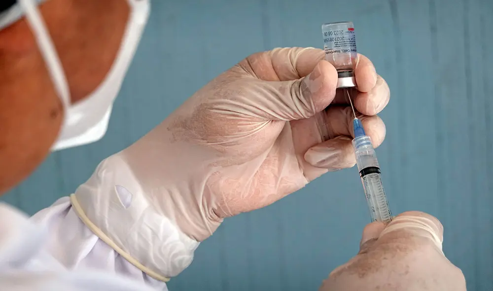 Ecuador afronta un alza de casos de coronavirus y este jueves decidió imponer la vacunación. Foto: AFP