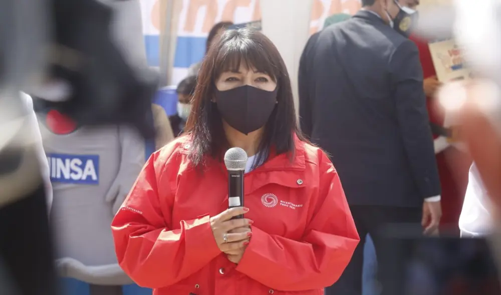 La primera ministra luego de recibir su dosis de refuerzo contra el coronavirus. Foto: Carlos Félix/La República La primera ministra luego de recibir su dosis de refuerzo contra el coronavirus. Foto: Carlos Félix/La República
