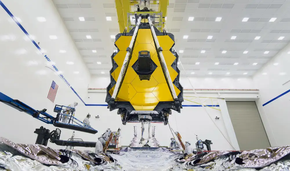 Prueba de la apertura del parasol o escudo solar del James Webb (parte inferior plateada), antes de encapsular a la sonda en un cohete Ariane 5. Foto: NASA / Chris Gunn