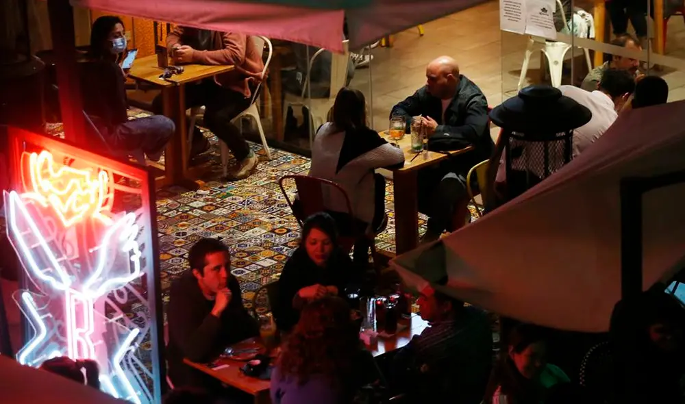 Bloomberg estimó que el avance de las campañas de vacunación, que en muchos países prospera en la inyección de la tercera dosis de refuerzo, es un factor diferencial en el ranking. Foto: EFE Bloomberg estimó que el avance de las campañas de vacunación, que en muchos países prospera en la inyección de la tercera dosis de refuerzo, es un factor diferencial en el ranking. Foto: EFE