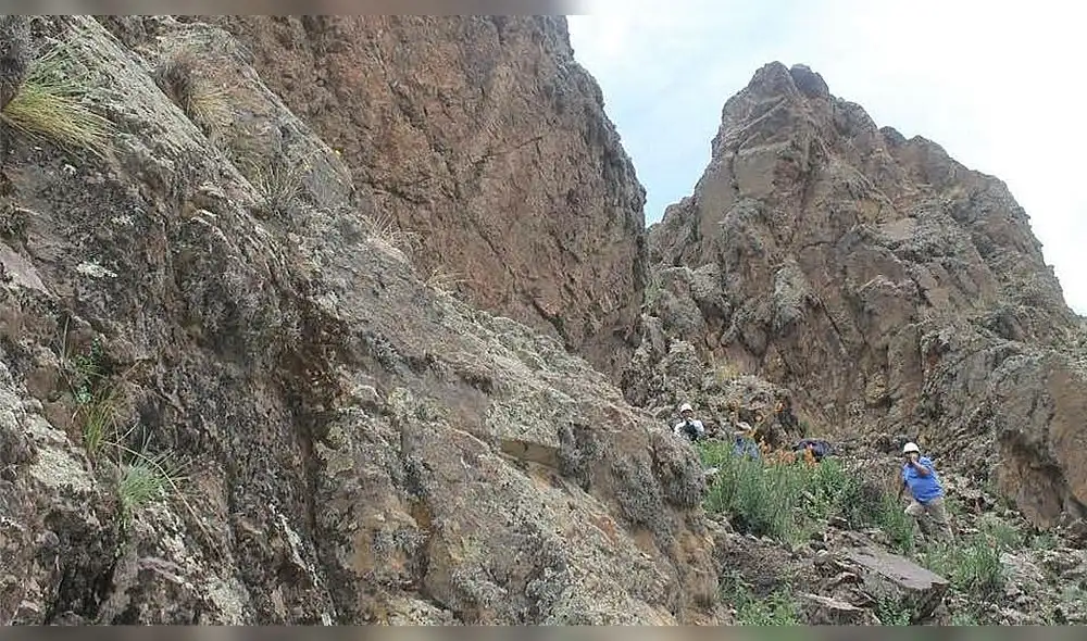 Los agentes del orden montaron un operativo y con ayuda de testigos lograron encontrarlos en el cerro Silluta. Foto: Liubomir Fernández/La República Los agentes del orden montaron un operativo y con ayuda de testigos lograron encontrarlos en el cerro Silluta. Foto: Liubomir Fernández/La República