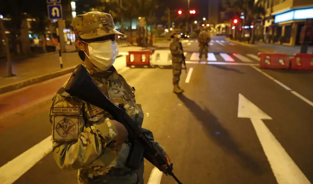 Los miembros de la Fuerzas Armadas y la PNP verificarán el cumplimiento del toque de queda en Navidad. Foto: EFE