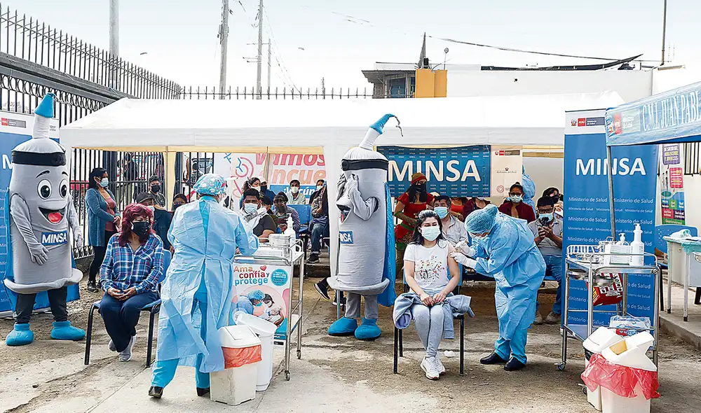 Tercera dosis. Los vacunatorios han vuelto a estar llenos. Foto: Félix Contreras/La República Tercera dosis. Los vacunatorios han vuelto a estar llenos. Foto: Félix Contreras/La República