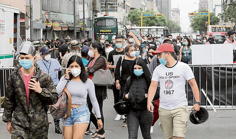 Multitud. Los expertos piden no dejar las mascarillas. Foto: difusión