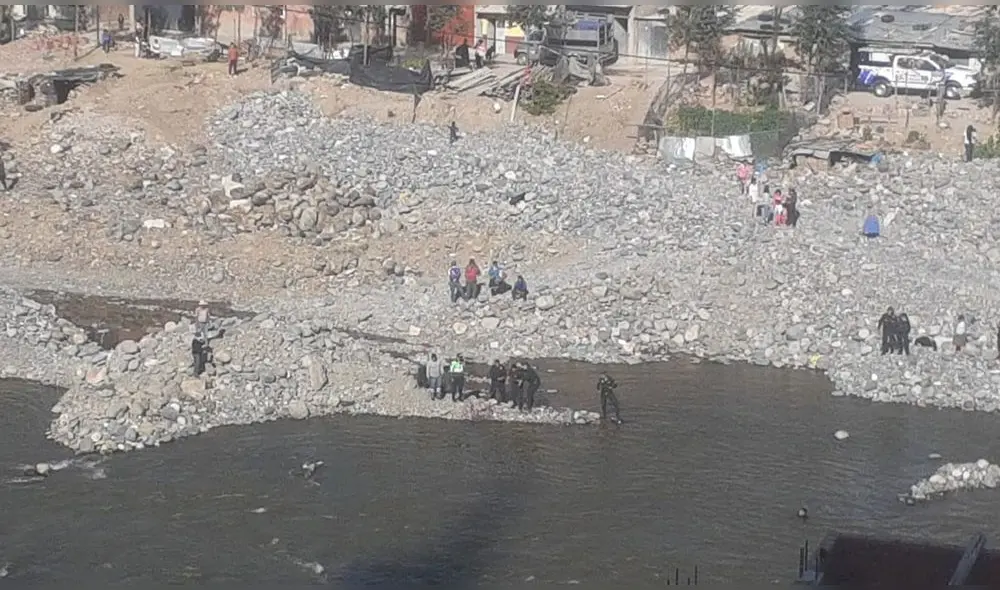Efectivos policiales rescataron el cadáver de las aguas. Foto: Lincol Ostos Padilla