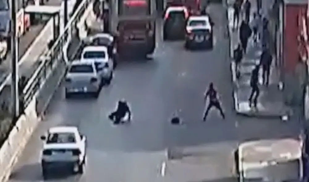 PNP investiga el hecho ocurrido en la avenida Grau. Foto: captura de América PNP investiga el hecho ocurrido en la avenida Grau. Foto: captura de América