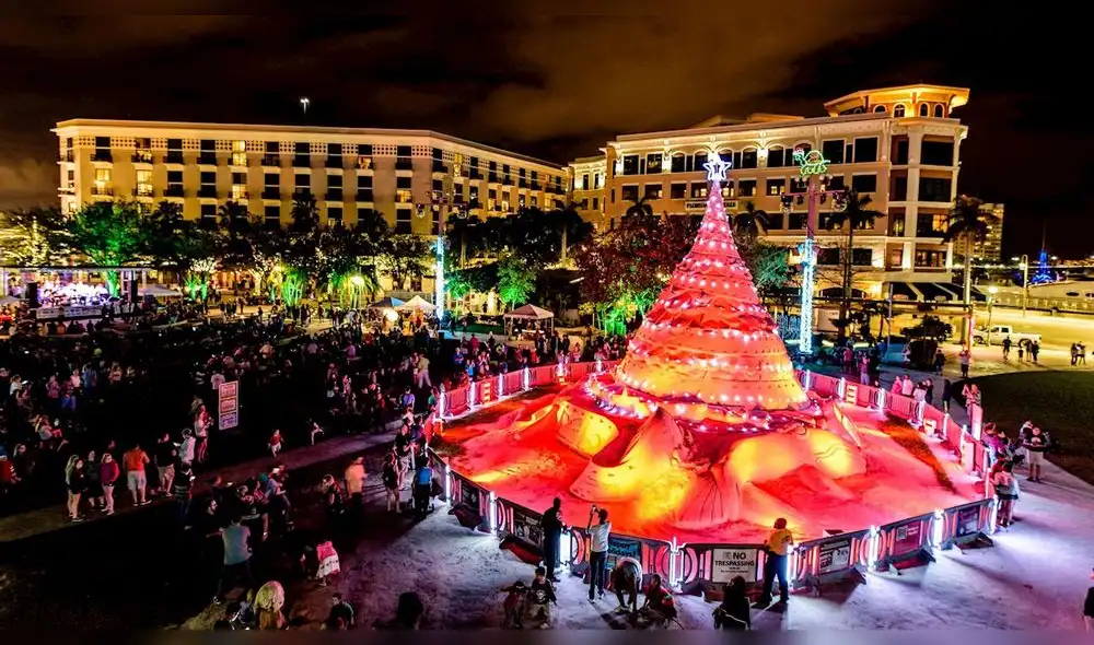 "Sandi Tree", el árbol de Navidad de 10 metros hecho de arena premiado por los lectores del diario USA Today este año como la mejor iluminación publica navideña de todo el país. Foto: EFE
