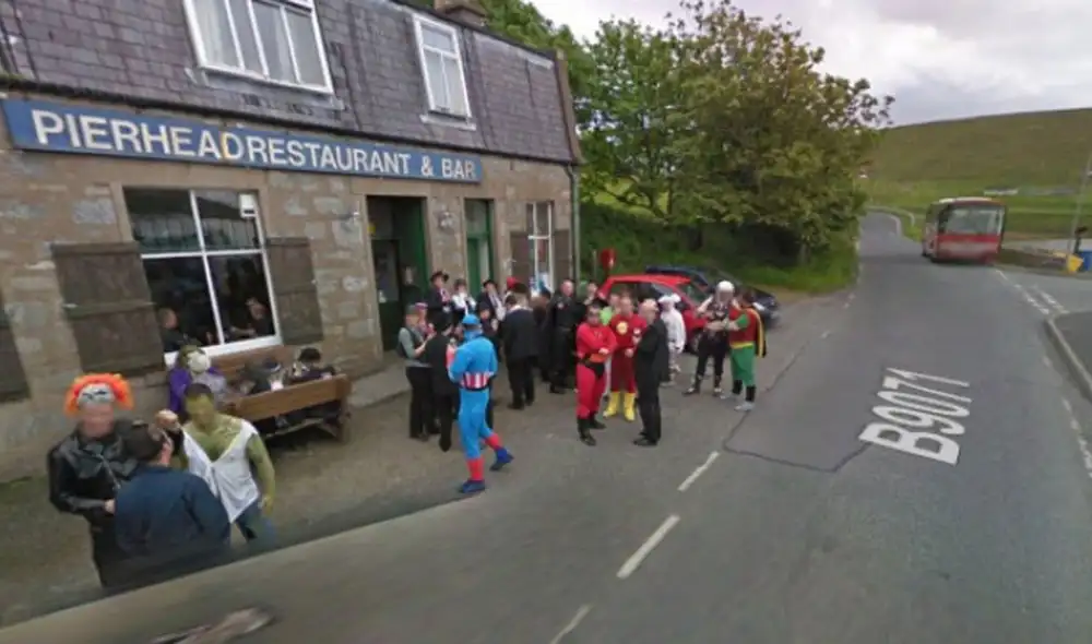 Héroes y villanos hicieron de las suyas afuera de un bar. Foto: captura de Twitter