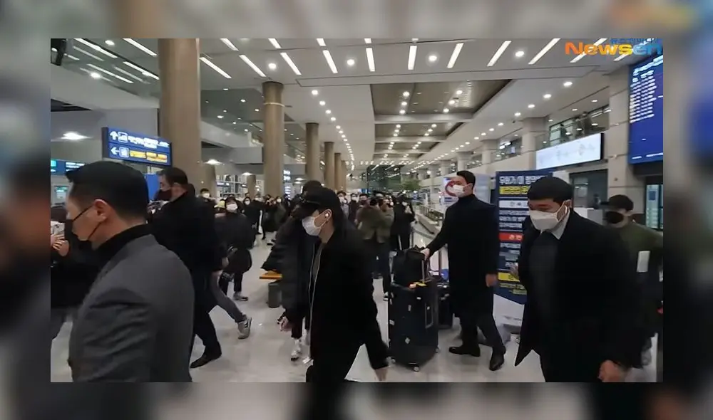 Suga en el aeropuerto de Incheon, 23 de diciembre. Foto: Newsen