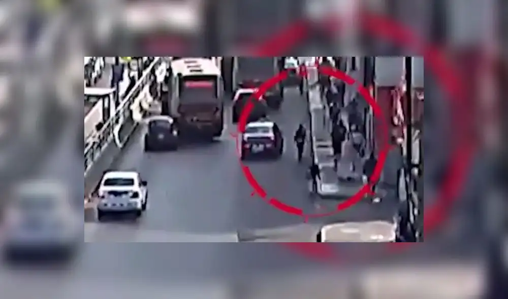 El menor junto con otra persona intentaban arrebatar las pertenencias del hombre en la avenida Grau. Foto: captura América Noticias El menor junto con otra persona intentaban arrebatar las pertenencias del hombre en la avenida Grau. Foto: captura América Noticias