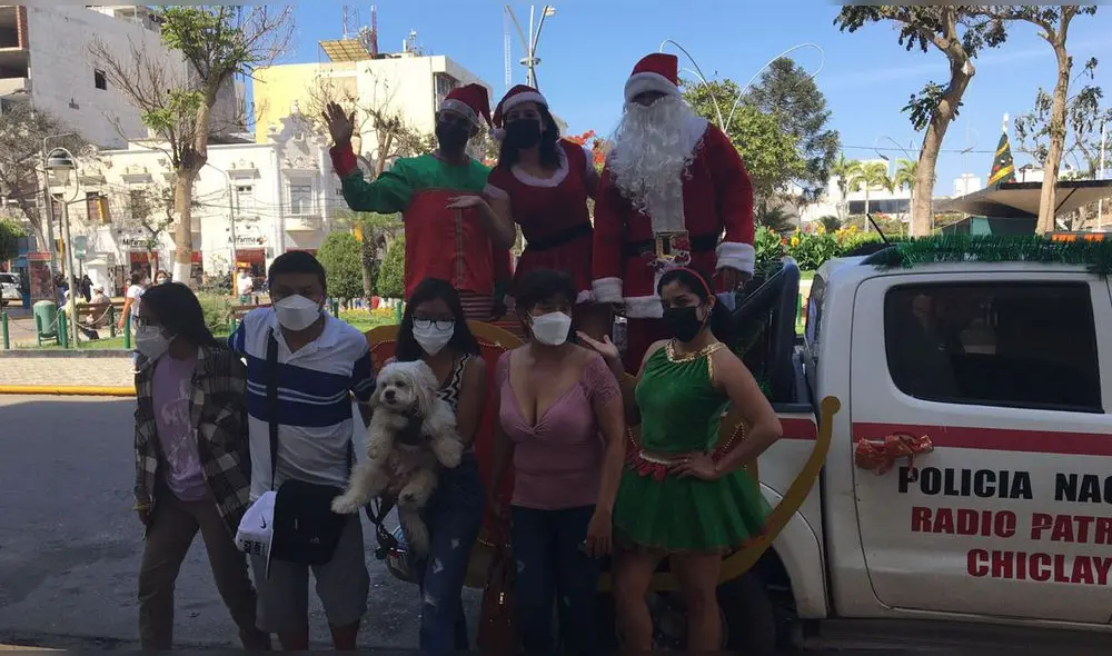 Efectivos representaron a Papá Noel y Mamá Noela. Foto: Rosa Quincho Efectivos representaron a Papá Noel y Mamá Noela. Foto: Rosa Quincho