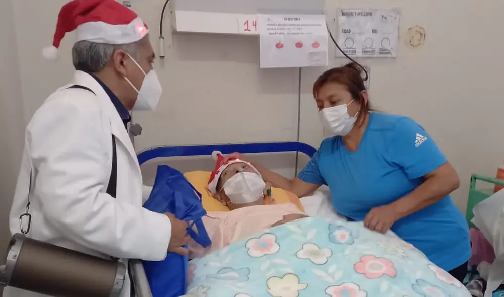 Cuando empezó a cantar, el médico generó un ambiente de alegría y tranquilidad entre los ancianos, cuyo estado anímico mejoró rápidamente. Foto: EsSalud Cuando empezó a cantar, el médico generó un ambiente de alegría y tranquilidad entre los ancianos, cuyo estado anímico mejoró rápidamente. Foto: EsSalud