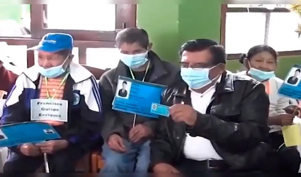 Los beneficiados recibieron sus documentos en medio de llantos de alegría y bailes tradicionales de la zona. Foto: Reniec