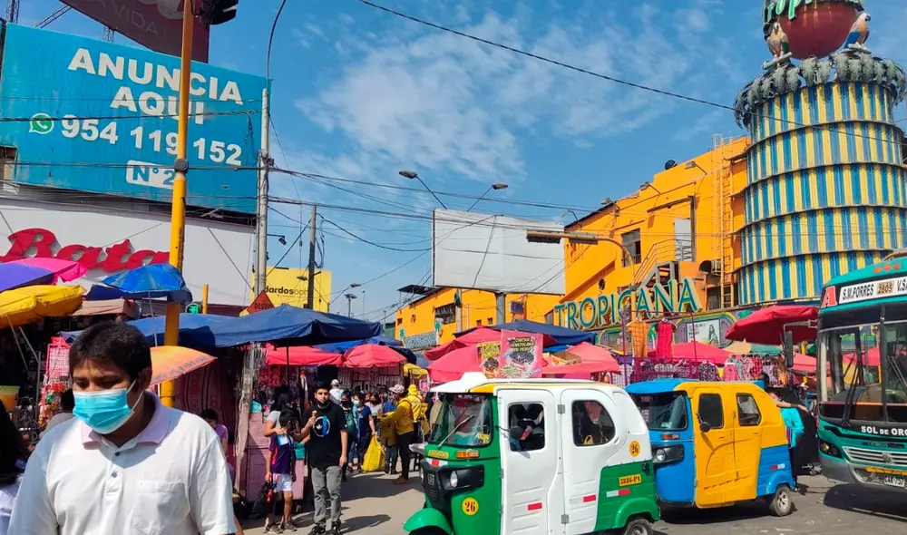 Vía está cerrada desde el cruce con la avenida Los Héroes. Foto: La República Vía está cerrada desde el cruce con la avenida Los Héroes. Foto: La República