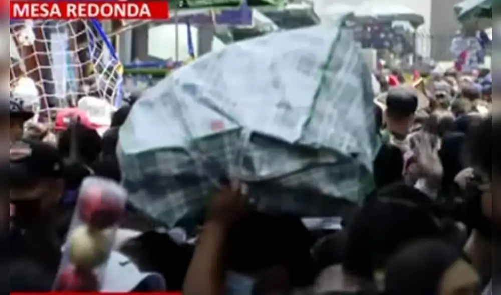 Personas tenían que levantar sus bolsas, ya que el espacio para caminar era reducido. Foto: captura Panamericana TV