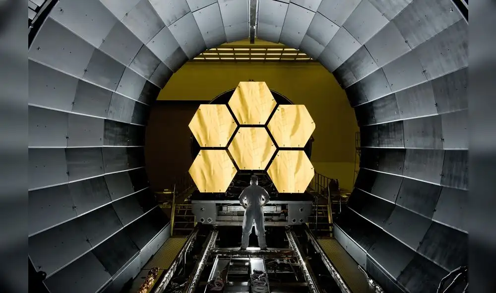 La principal diferencia entre el telescopio espacial James Webb y el Hubble será el tamaño de sus espejos Foto: NASA