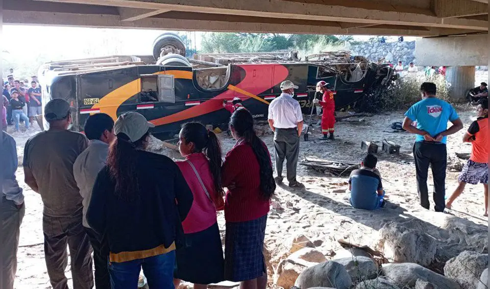 Unidad quedó con las ruedas hacia arriba. Foto: JTV Online. Unidad quedó con las ruedas hacia arriba. Foto: JTV Online.