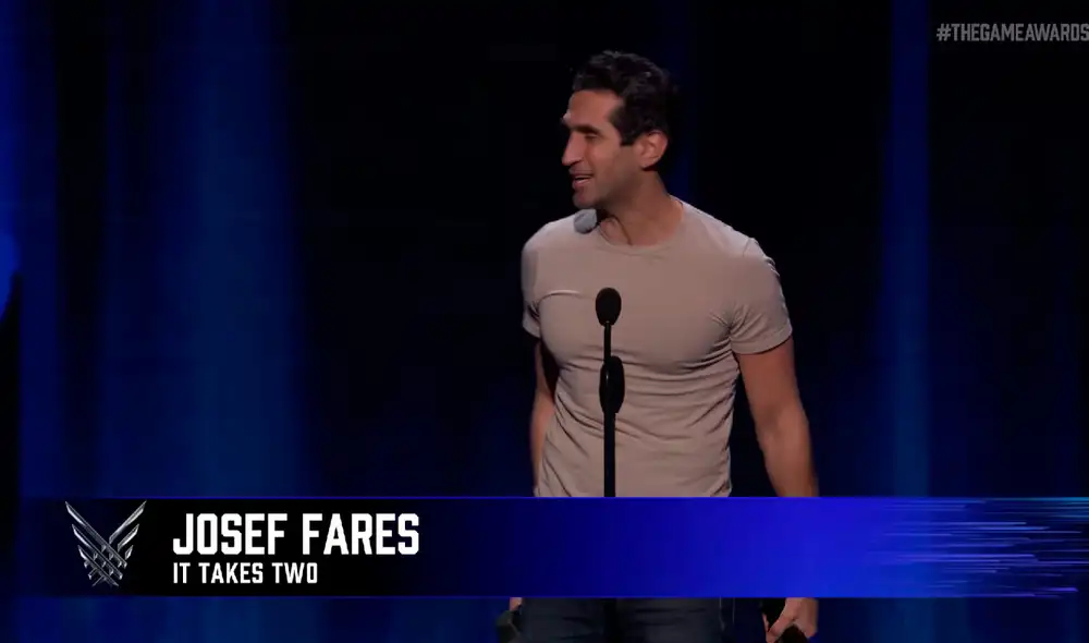 Josef Fares recibe su estatuilla por ganar en la categoría a juego del año (GOTY 2021). Foto captura: YouTube