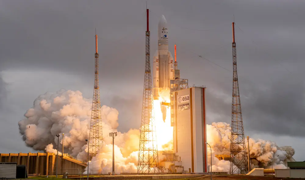 Impresionante imagen del cohete Ariane 5 con el telescopio James Webb a bordo a punto de abandonar la Tierra. Foto: Arianespace / NASA / Twitter