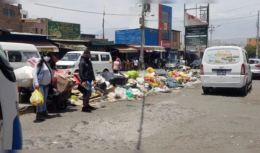 Arequipa. Cúmulos de basura en la plataforma comercial Andrés Avelino Cáceres. Foto: URPI / Wilder Pari