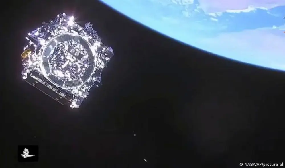 Última imagen del telescopio James Webb, ya desacoplado del cohete de ArianeSpace, en el vacío del espacio. Foto: NASA