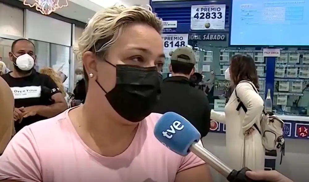 Yasmina, esposa del ganador, fue la que vio en televisión los resultados de la lotería y saltó de la emoción al confirmar que su número era el ganador. Foto: captura de video/RTVE
